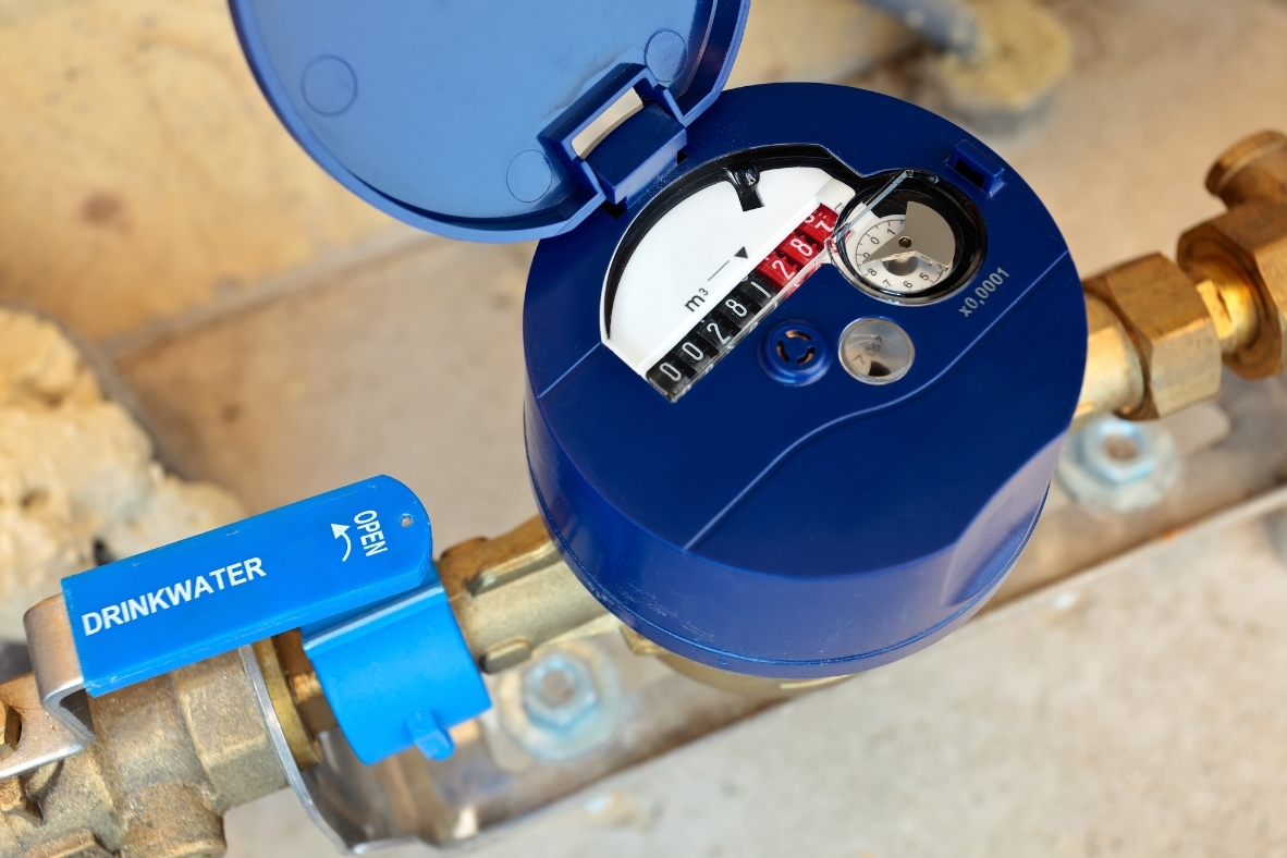 El contador del agua gira con todo cerrado